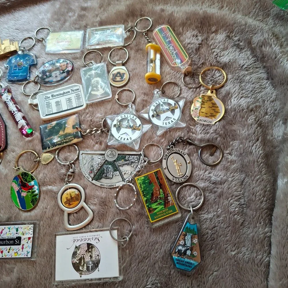 26 Vintage Southern USA Travel Souvenirs - Keychains - Alabama, Georgia - 90s